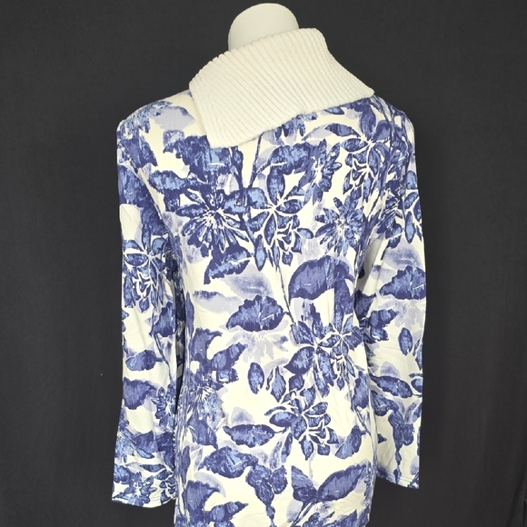 Chico's Indigo and Cream Floral Top - Picture 6 of 9